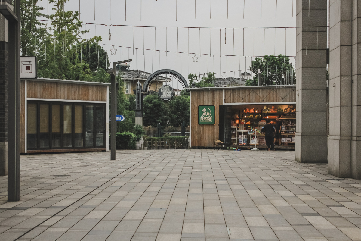 时尚的小步行街拍子上海青浦夏都小镇