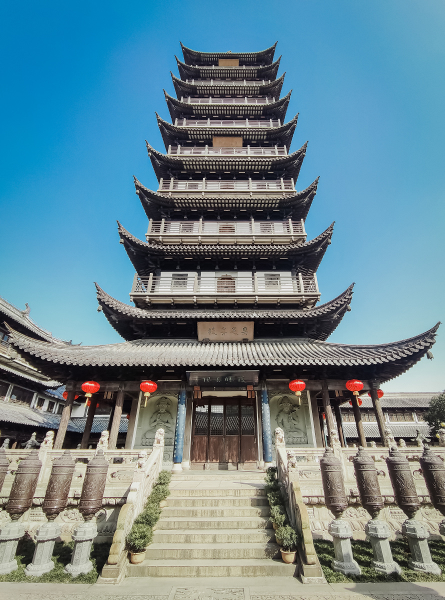 真如寺的巍峨石塔