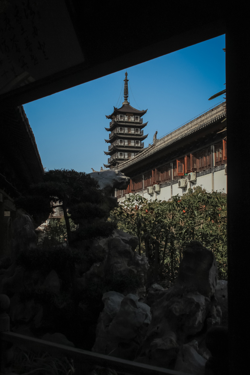 真如寺的巍峨石塔