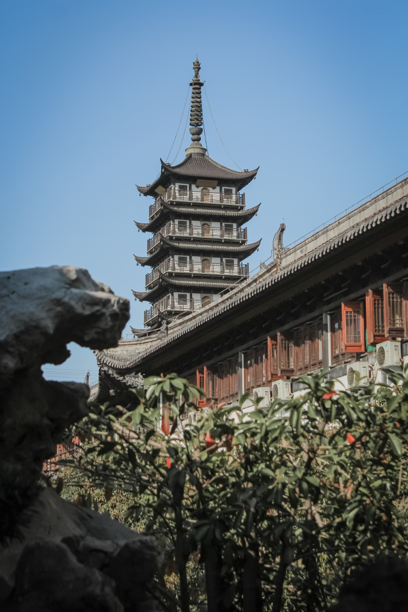 真如寺的巍峨石塔