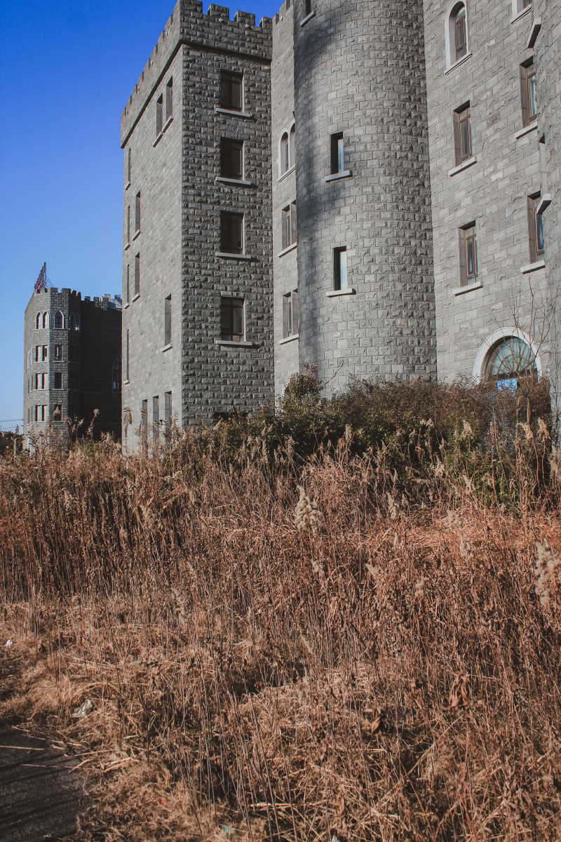 晴朗午后的废弃城堡