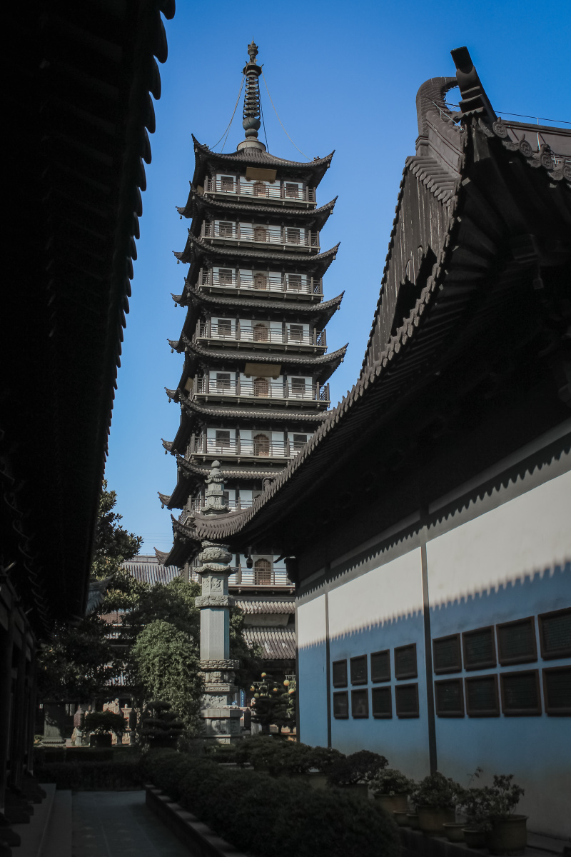 真如寺的巍峨石塔