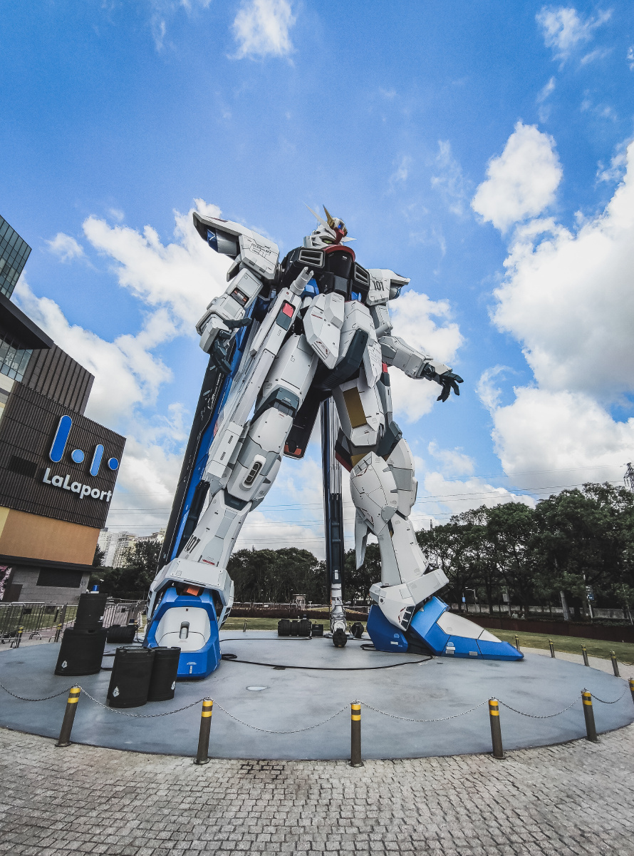 巨型机器人拍自上海浦东啦啦宝都金桥店