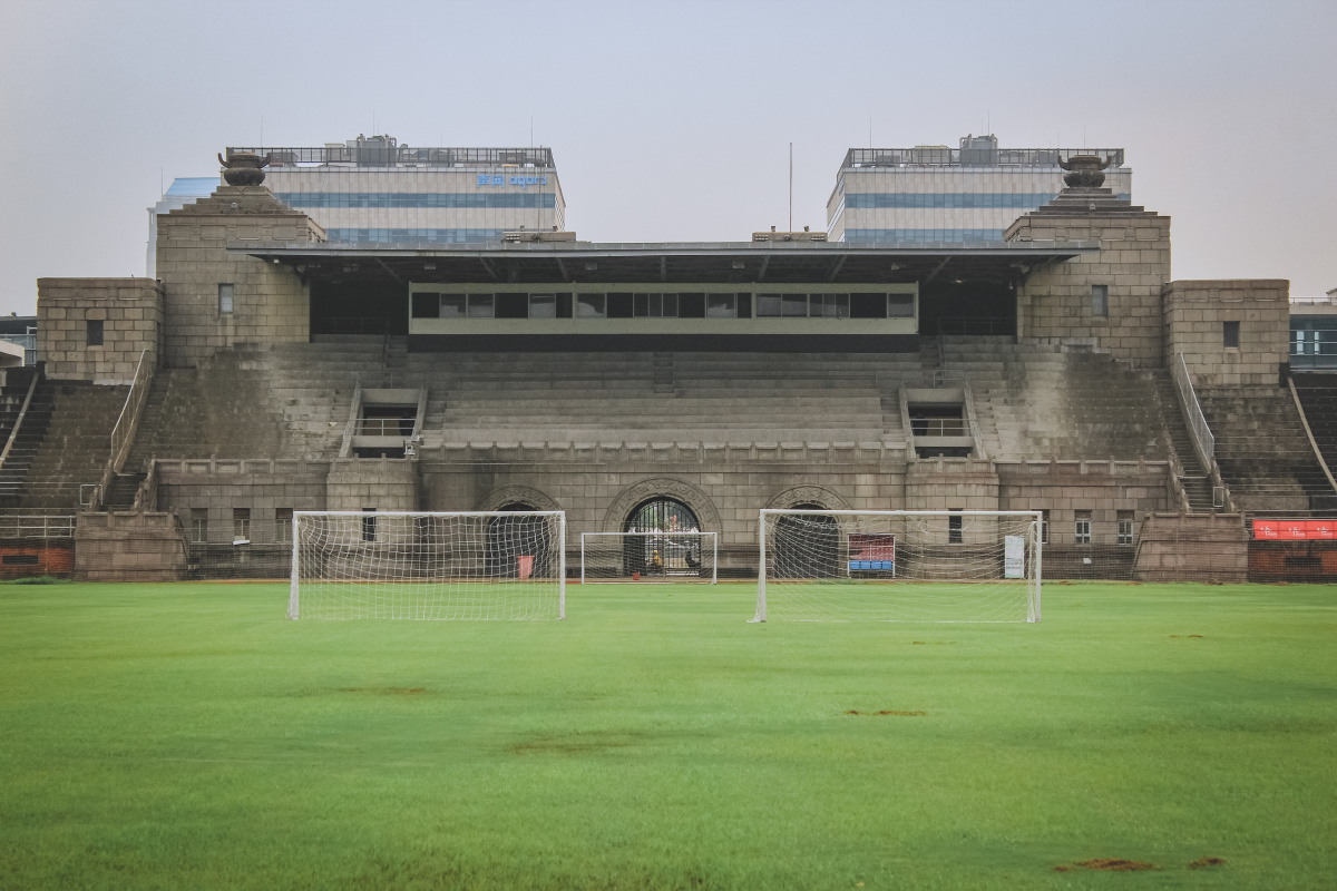 江湾体育场内外拍自上海杨浦江湾体育场