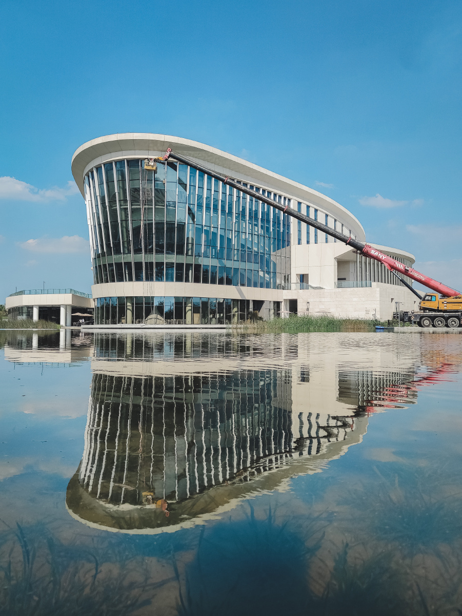 郊区水景建筑的一楼和内部拍自上海奉贤九棵树未来艺术中心