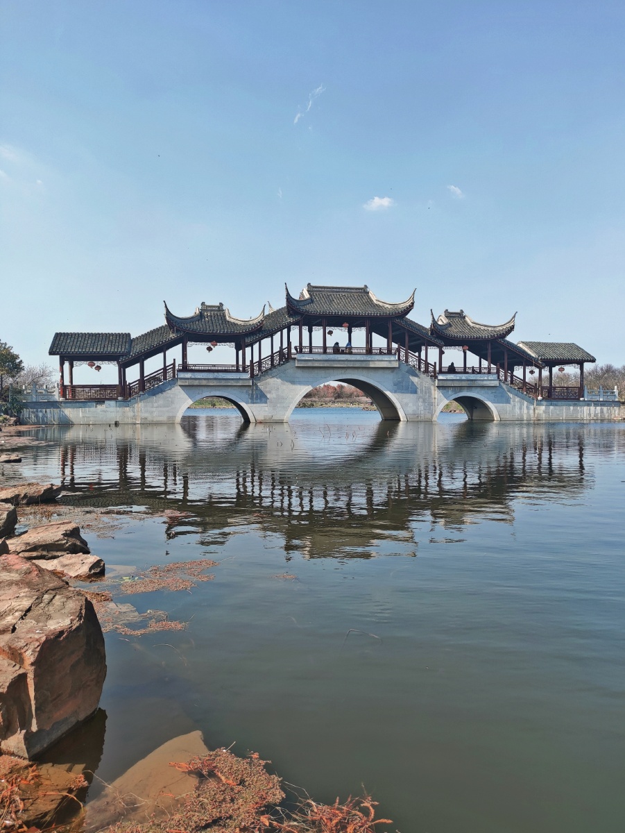 探香湖畔探香桥74当初刚到梅园就能远眺这座探香桥74整座桥古朴