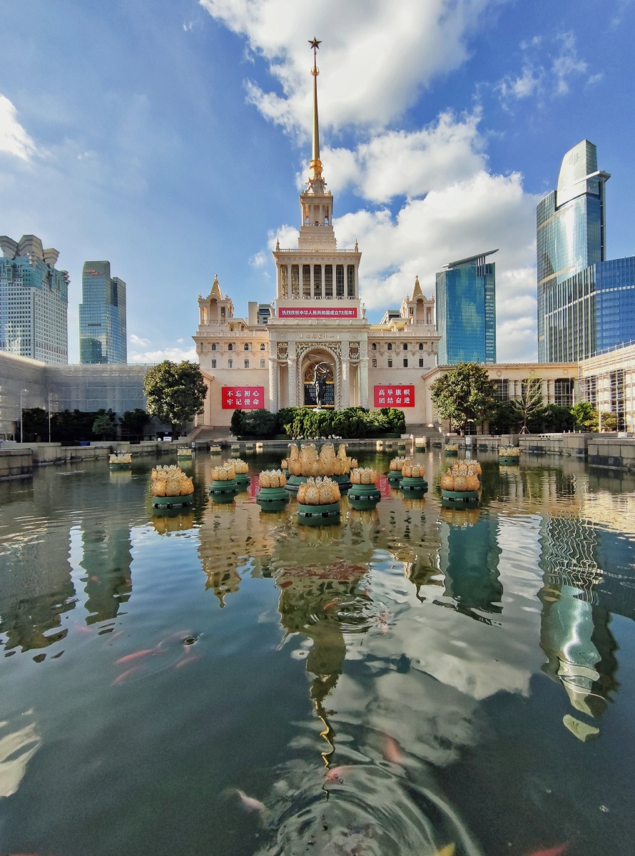 市中心的俄式宫廷拍自上海静安的中苏友好大厦旧址上海展览中心