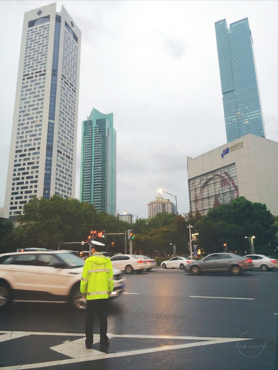 匆匆一撇,高楼林立下的车水马龙