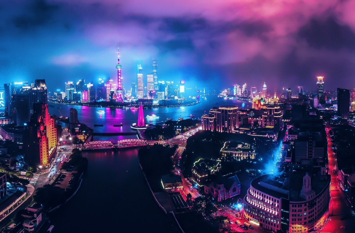 赛博朋克风上海外滩源discovery发光体展为了人类登月50周年举办为期