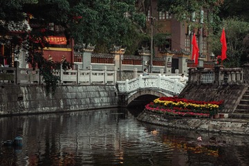 394944