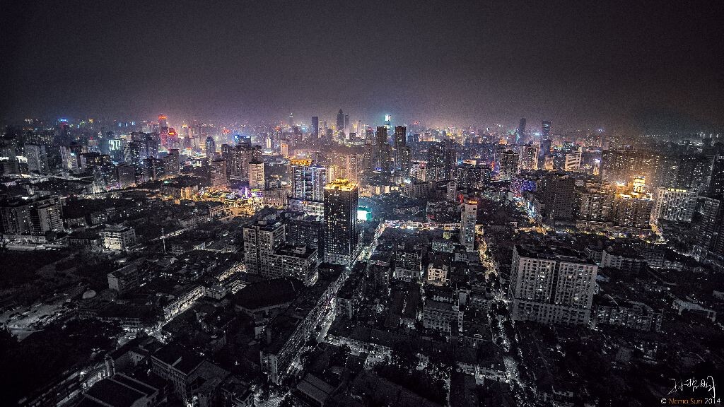     城市化进程中的武汉，七八十年代的老建筑逐渐堙没在鳞次栉比的高楼中。<br />
    老街老巷，活色生香，讲述着老武汉的故事；摩天大厦，车水马龙，描绘着新武汉的蓝图。<br />
    老城再向新城慢慢过渡，我们在新城里生活，在老城里怀念。
