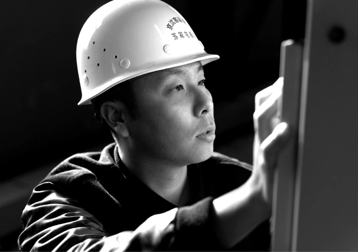 为了确保施工质量,年轻的工程师仔细检查施工机械