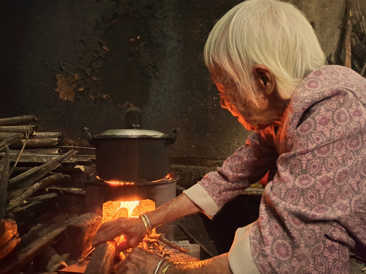 外婆的厨房为了节省煤气在老房子里用柴火煮汤味道充满了爱意