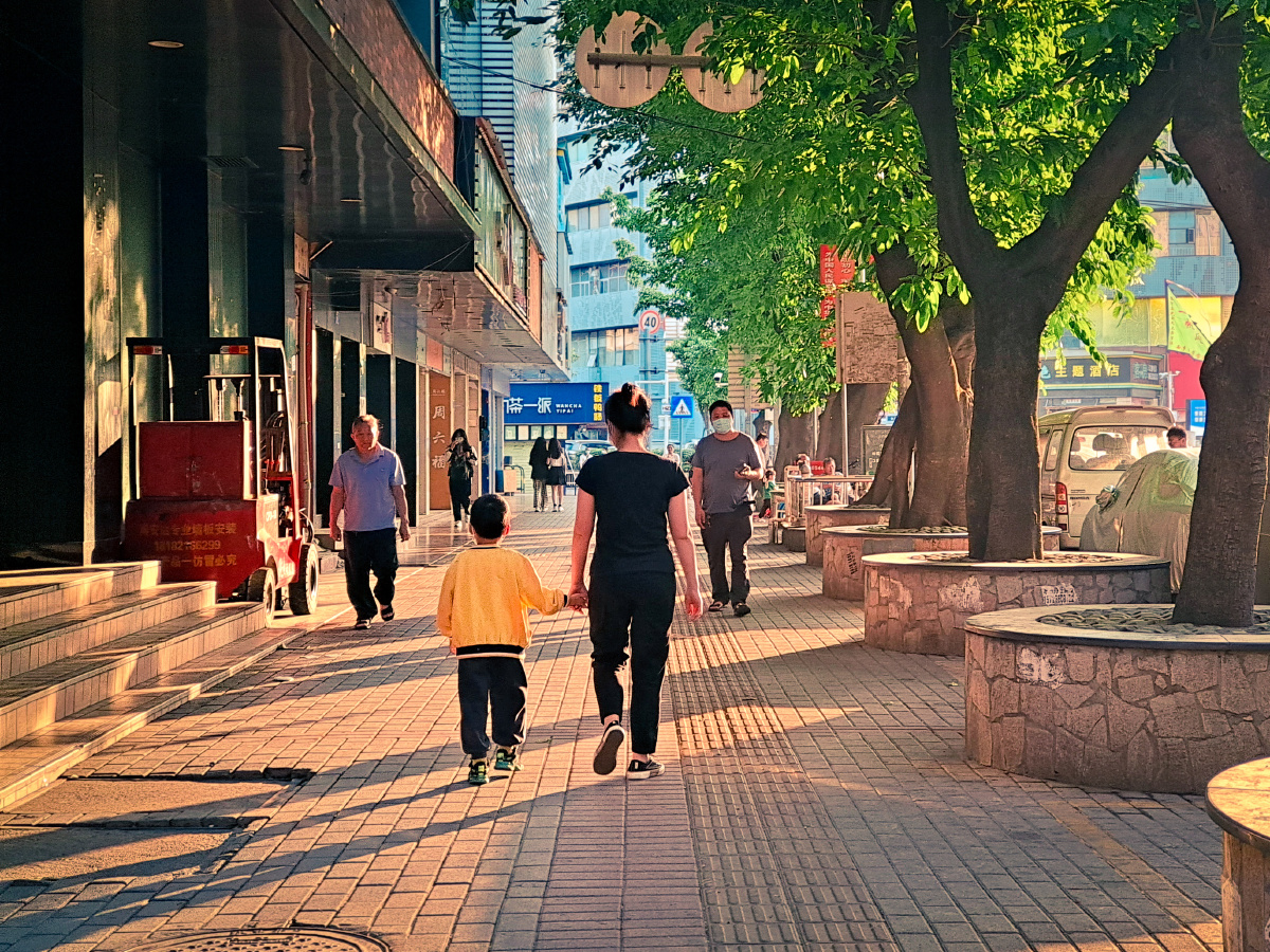 午后的街头行走在宝安西乡街道上