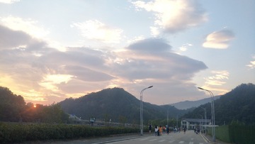 1082051