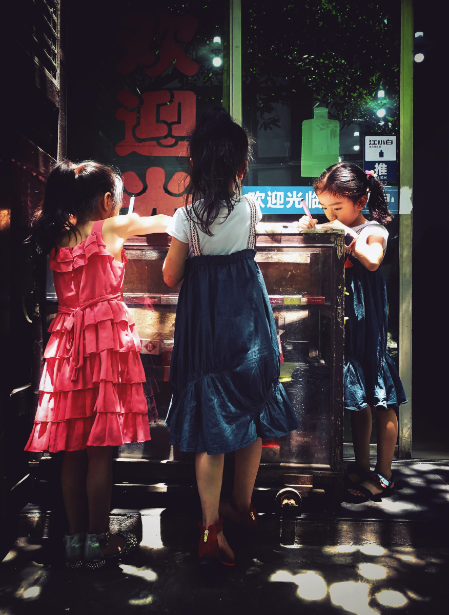 路遇几个小女孩正在认真的写写画画,想起了自己的童年,又似乎看到了