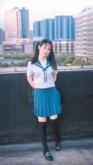 527318