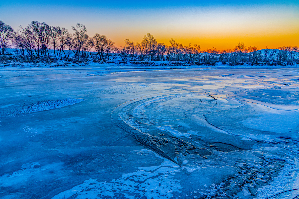 冰封的河面