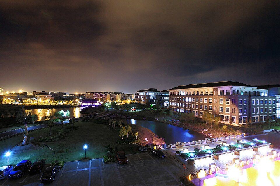上海海洋大学夜景一瞥<br />
上海海洋大学夜景一瞥