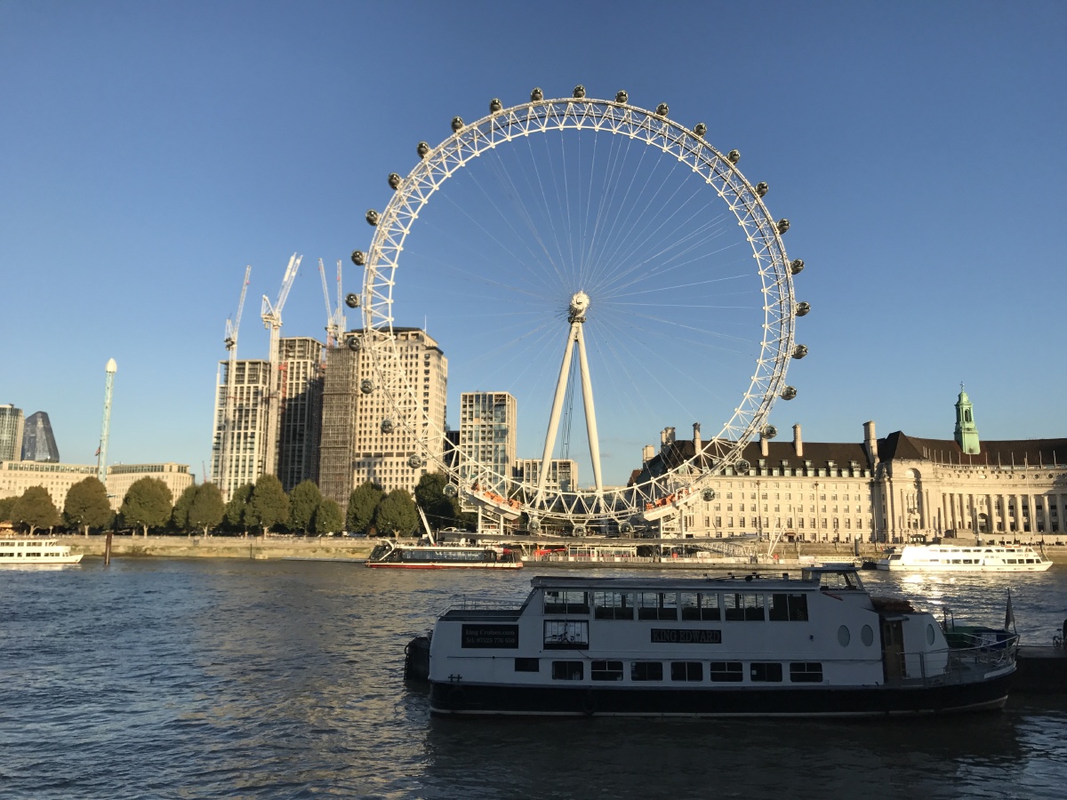 伦敦伦敦眼摩天轮于1999年年底开幕因此又称千禧之轮总高度135米共有