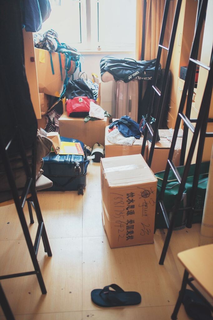 满地的箱子和行李，张径庭出去了，学霸没有搬过来，周伟韬回家，成宇在睡觉，我在拍照