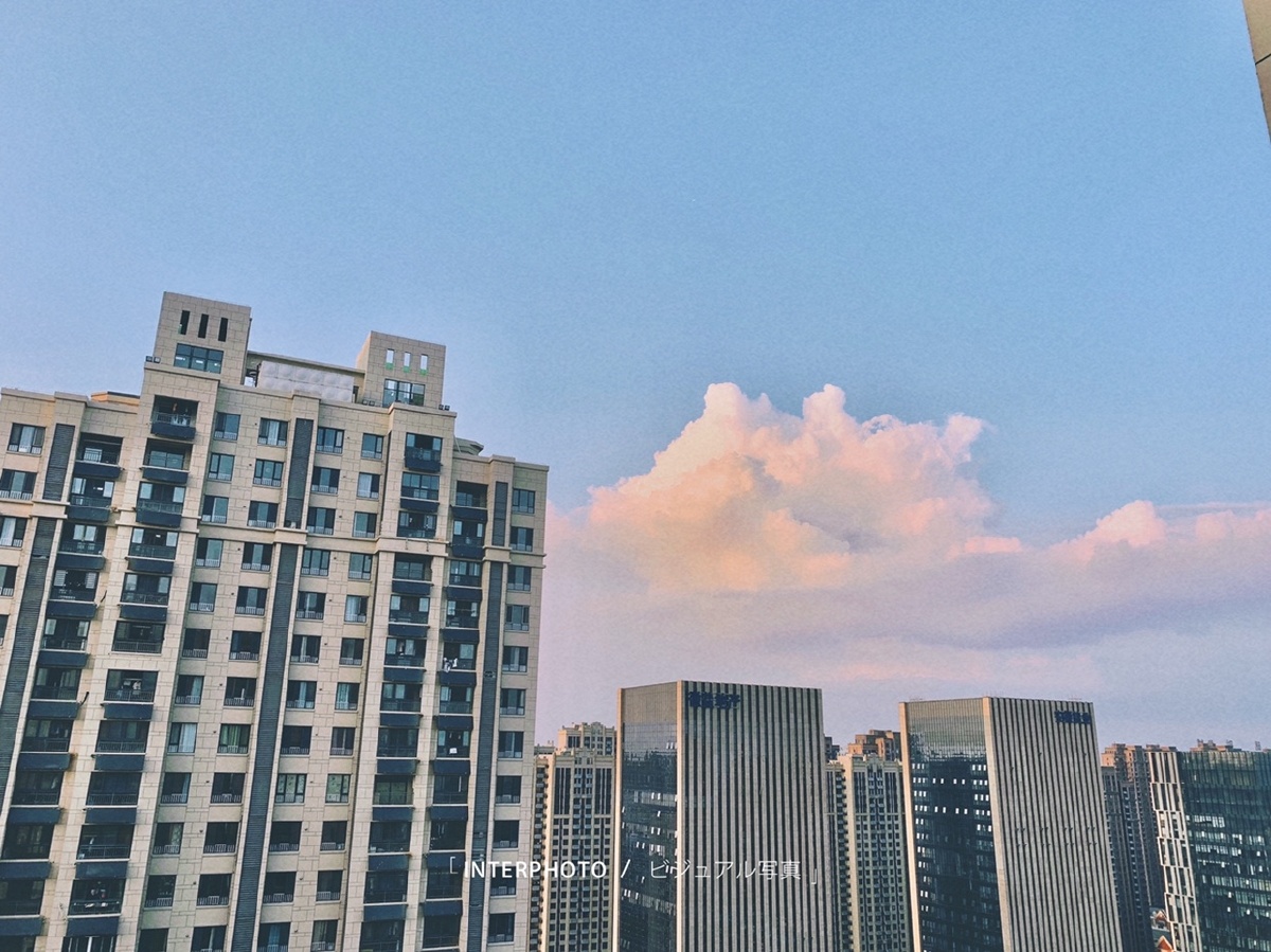 天空是蔚蓝色窗外有千纸鹤