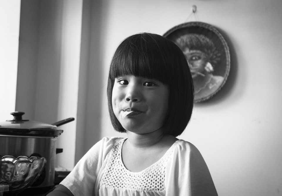 第一次,被父母抛弃,孤儿院的工作人员在马路上发现了她,把她带到了