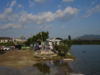 沙滩河畔