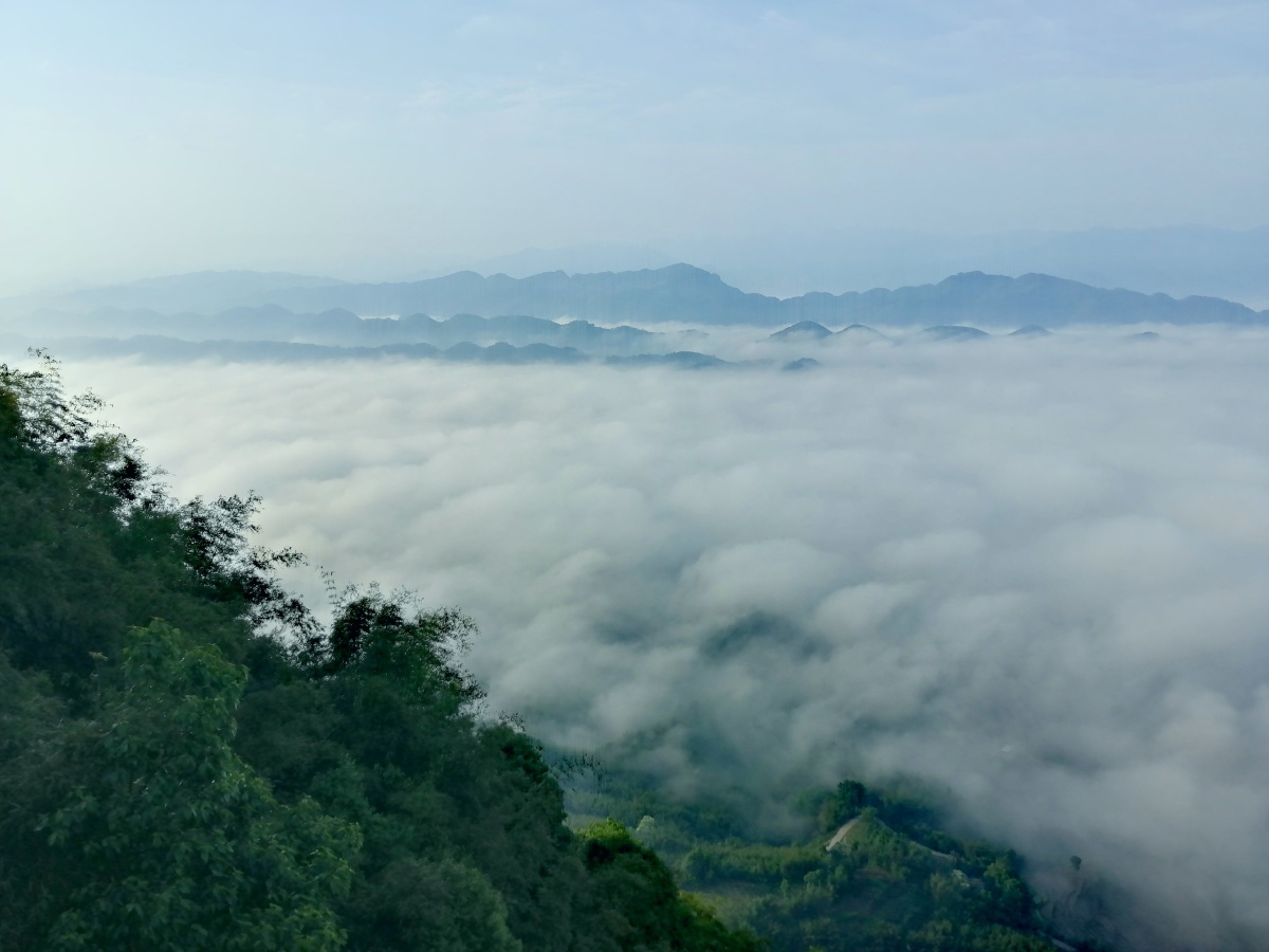 蜀南竹海观云台山上云雾缭绕山下田园风光