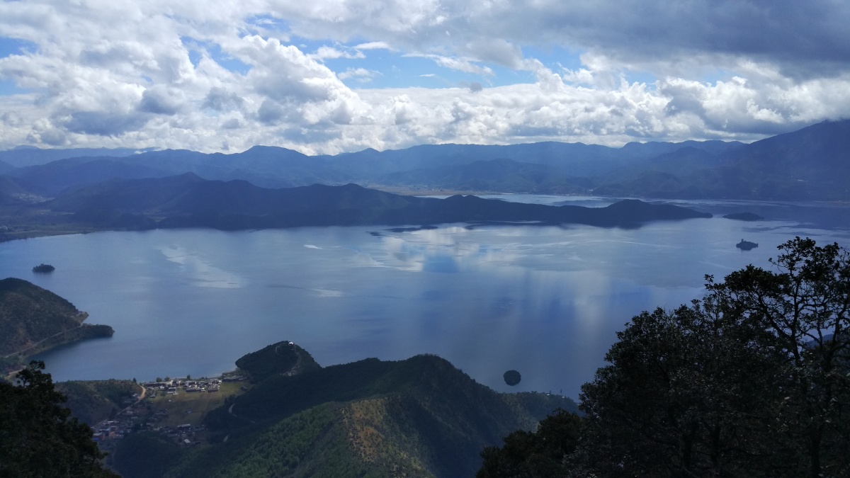 女神峰俯瞰泸沽湖