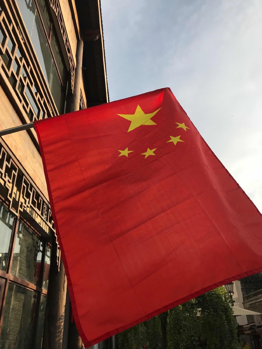 五星红旗迎风飘扬