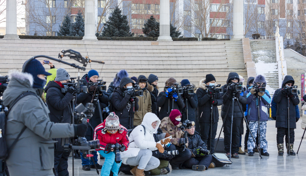 大型户外冰雪真人秀沸腾吧冰雪拍摄现场图片一