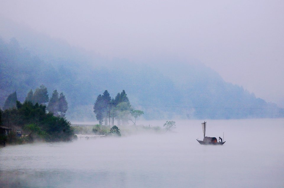 清晨 江中 雾气升腾 渔夫驾一叶扁舟前行