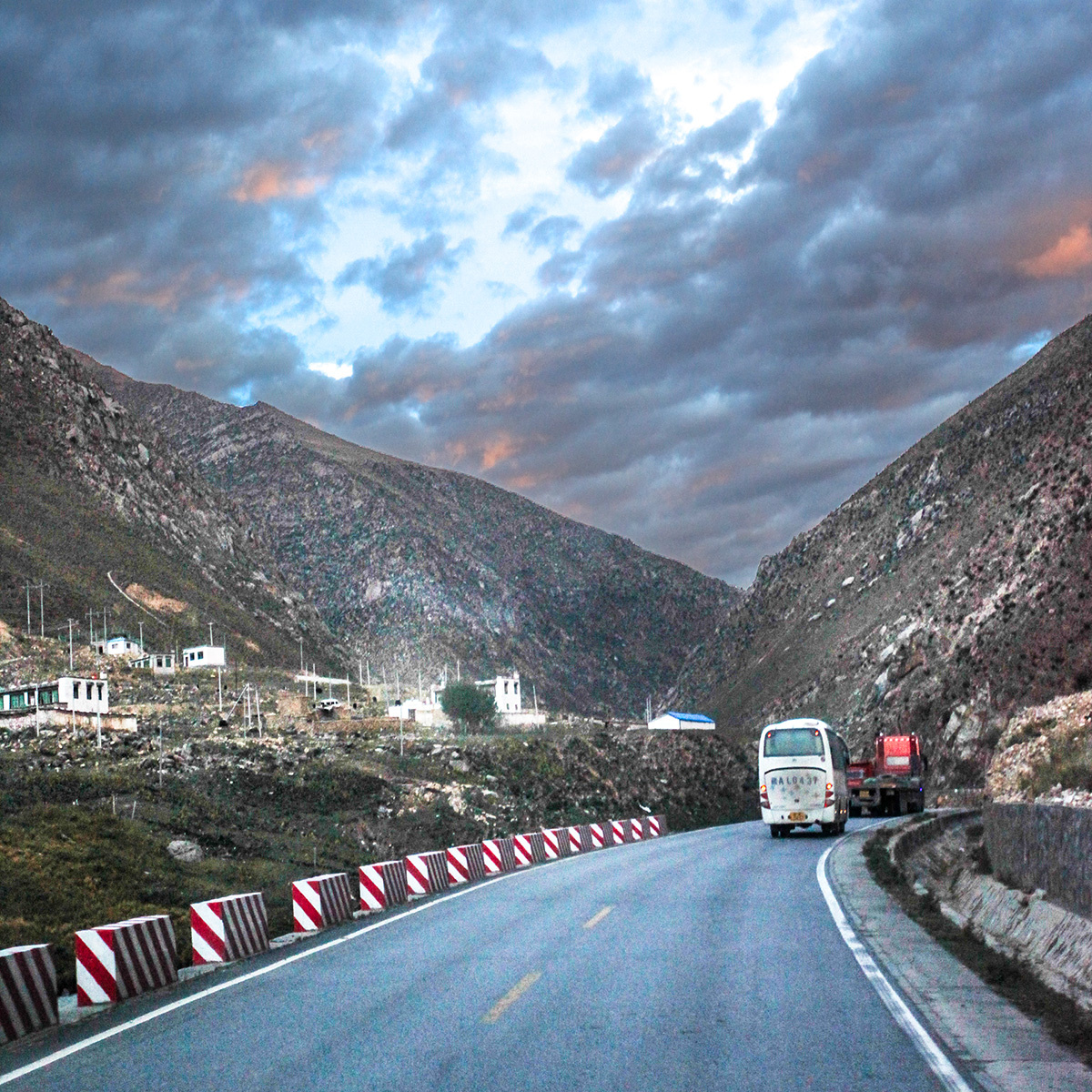 人生之路曲曲折折弯弯绕绕就像这路