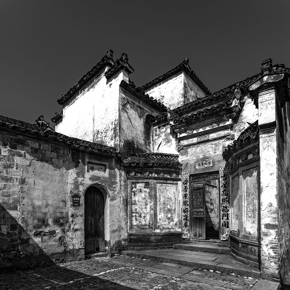 关麓古村位于安徽省黟县碧阳镇,该村居险关之东麓而得名.