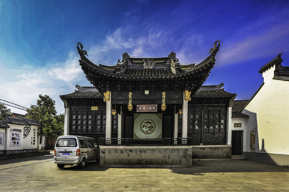 礼社古村,位于江苏省无锡市惠山区玉祁镇的西南,处于无锡市,常州市和