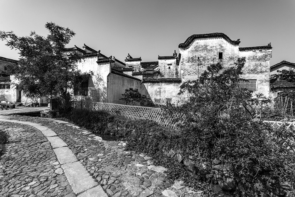 关麓古村位于安徽省黟县碧阳镇,该村居险关之东麓而得名.