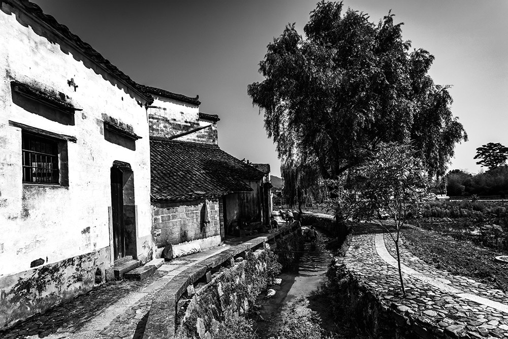 关麓古村位于安徽省黟县碧阳镇,该村居险关之东麓而得名.