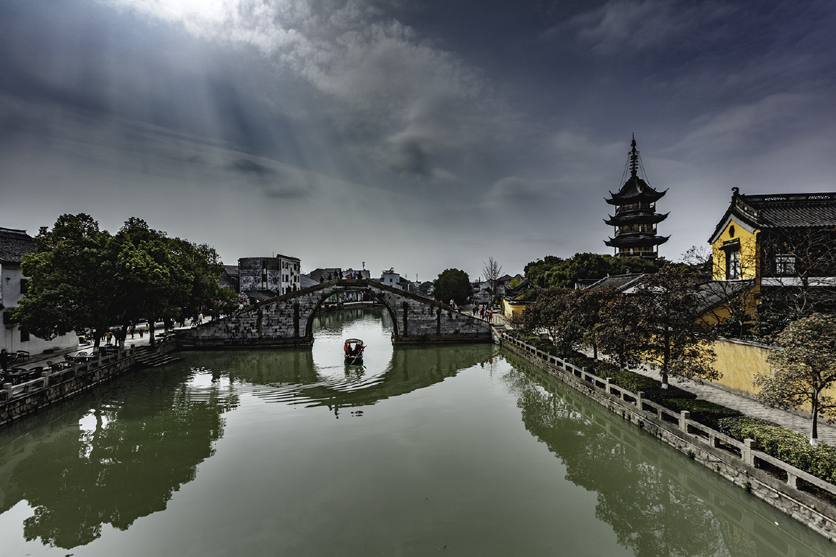 震泽镇位于江苏省苏州市吴江区的西南部,江浙两省交界处,东接平望和