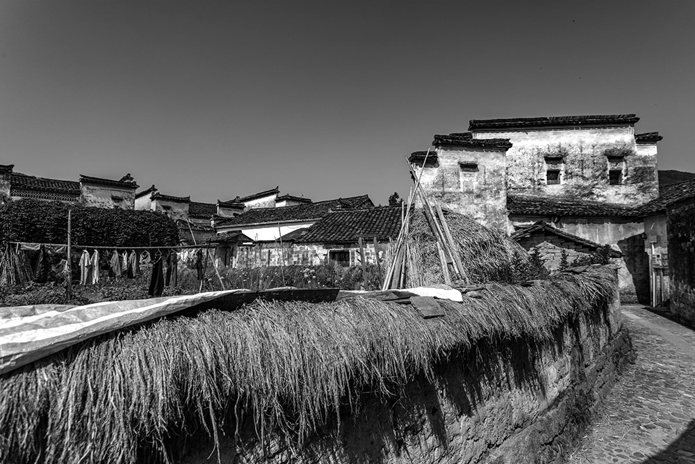 关麓古村位于安徽省黟县碧阳镇,该村居险关之东麓而得名.