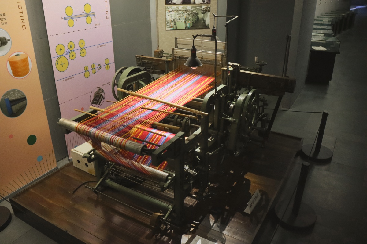 博物馆里的织布机器见证华彩布料的成型