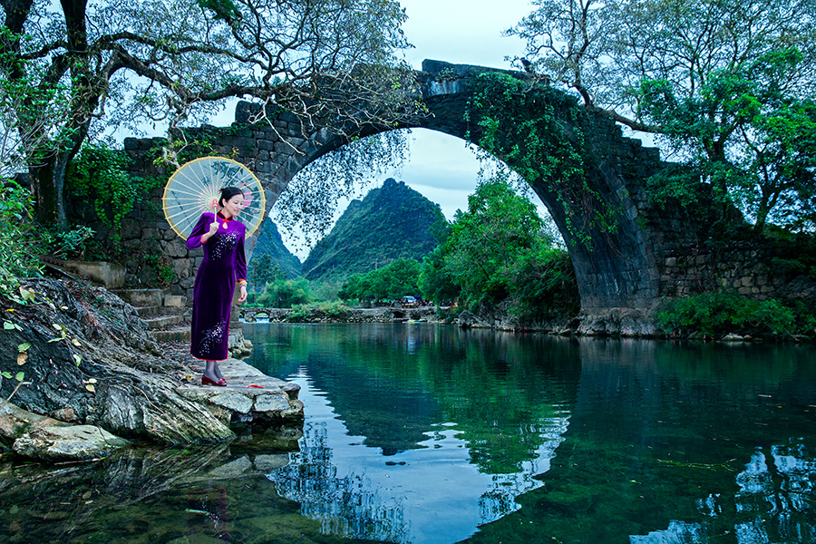 烟雨中的遇龙河