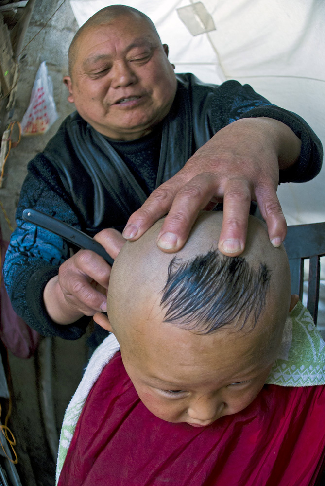 民间二月二,给小孩剃头.