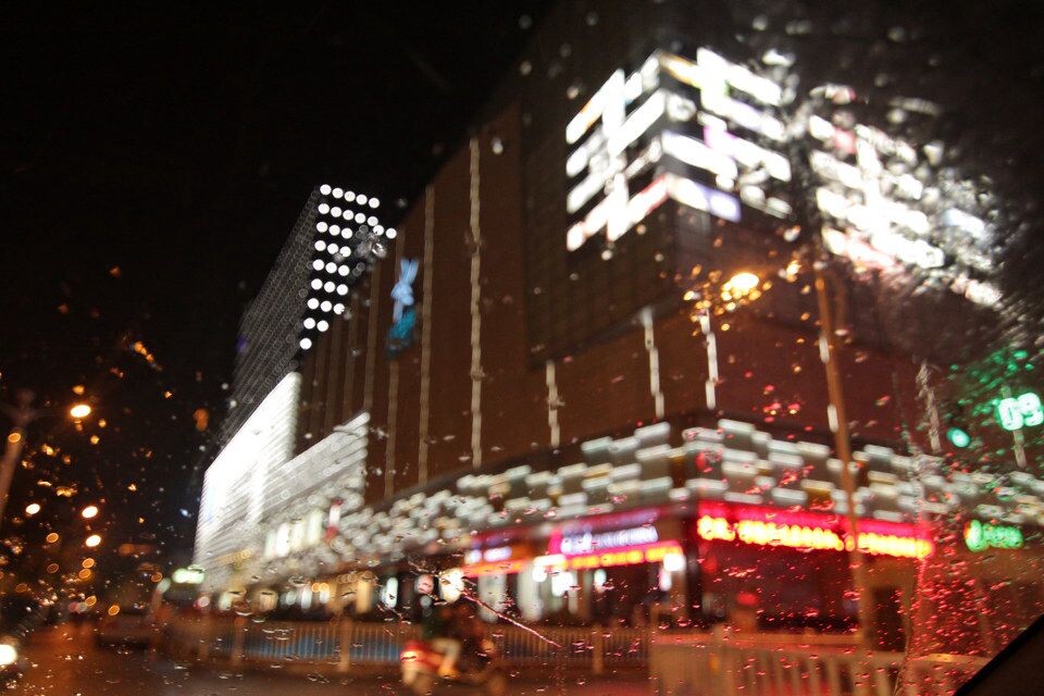 0612 166<br />
雨夜