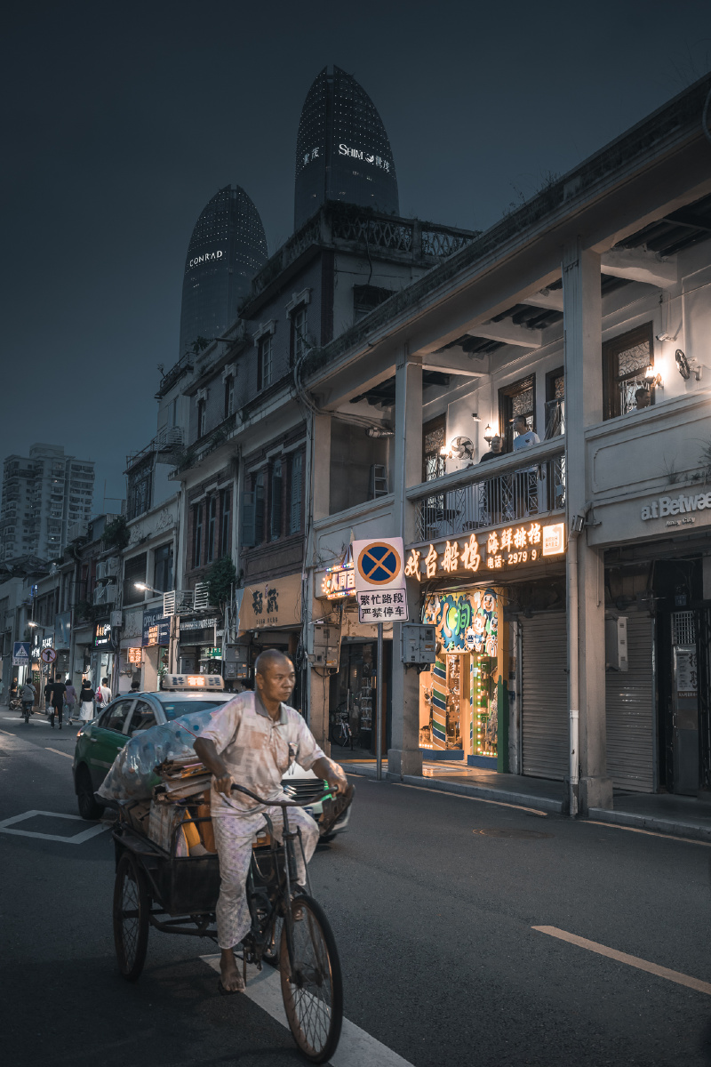 老厦门的夜闲逛在厦门沙坡尾老城区街头