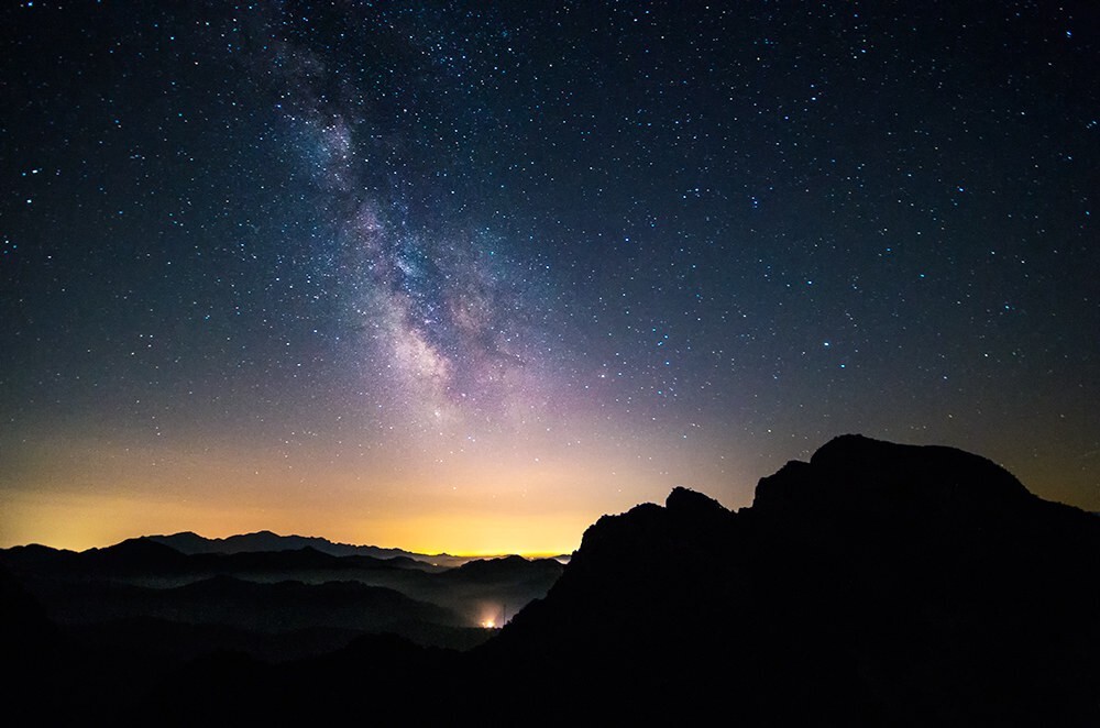 秦皇岛就可以看到璀璨的星空,尤其是站在绵延在山脊的野长城上,万籁俱寂,仰望浩瀚的星河,体验人类历史和大自然的鬼斧神工与雄起壮丽,是一种独特的享受