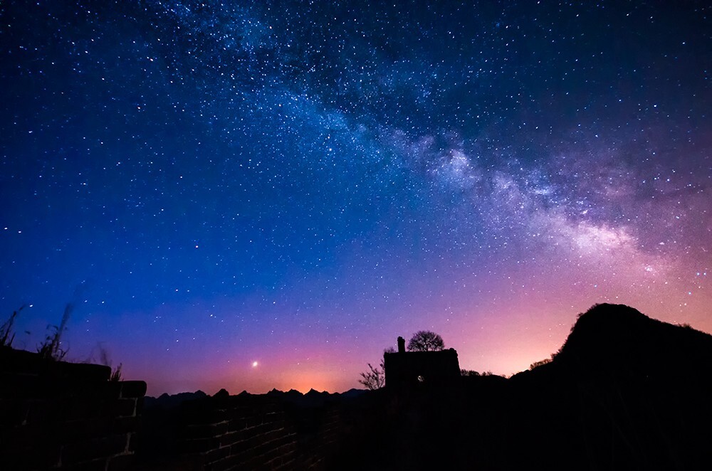 秦皇岛就可以看到璀璨的星空,尤其是站在绵延在山脊的野长城上,万籁俱寂,仰望浩瀚的星河,体验人类历史和大自然的鬼斧神工与雄起壮丽,是一种独特的享受
