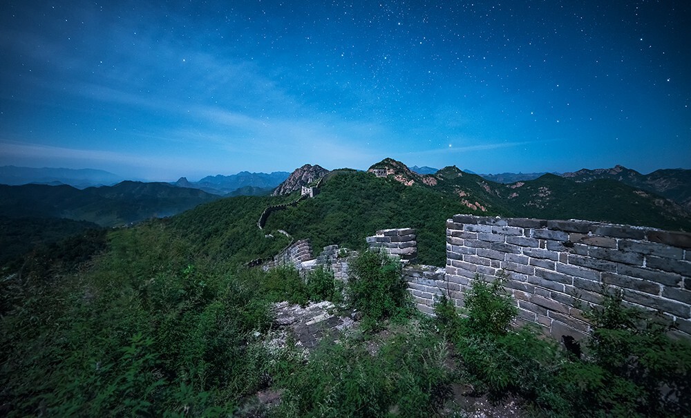 秦皇岛就可以看到璀璨的星空,尤其是站在绵延在山脊的野长城上,万籁俱寂,仰望浩瀚的星河,体验人类历史和大自然的鬼斧神工与雄起壮丽,是一种独特的享受