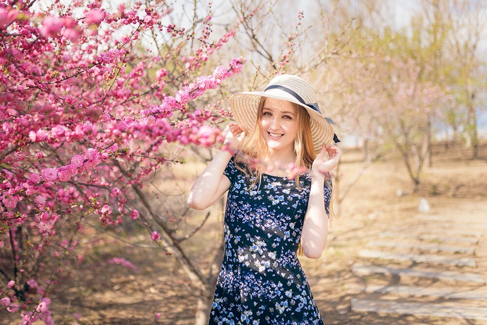 四时风光难争艳，最是燕园四月天。一位碎花裙姑娘<br />
欢迎约拍~ 微信qjk1331