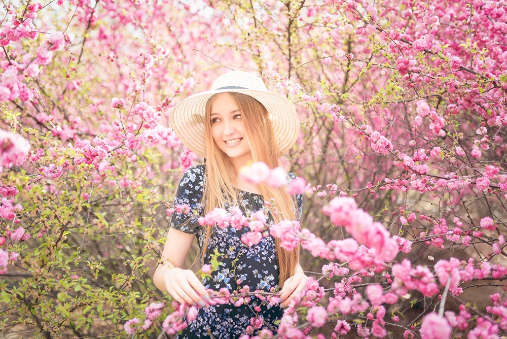 四时风光难争艳，最是燕园四月天。一位碎花裙姑娘<br />
欢迎约拍~ 微信qjk1331